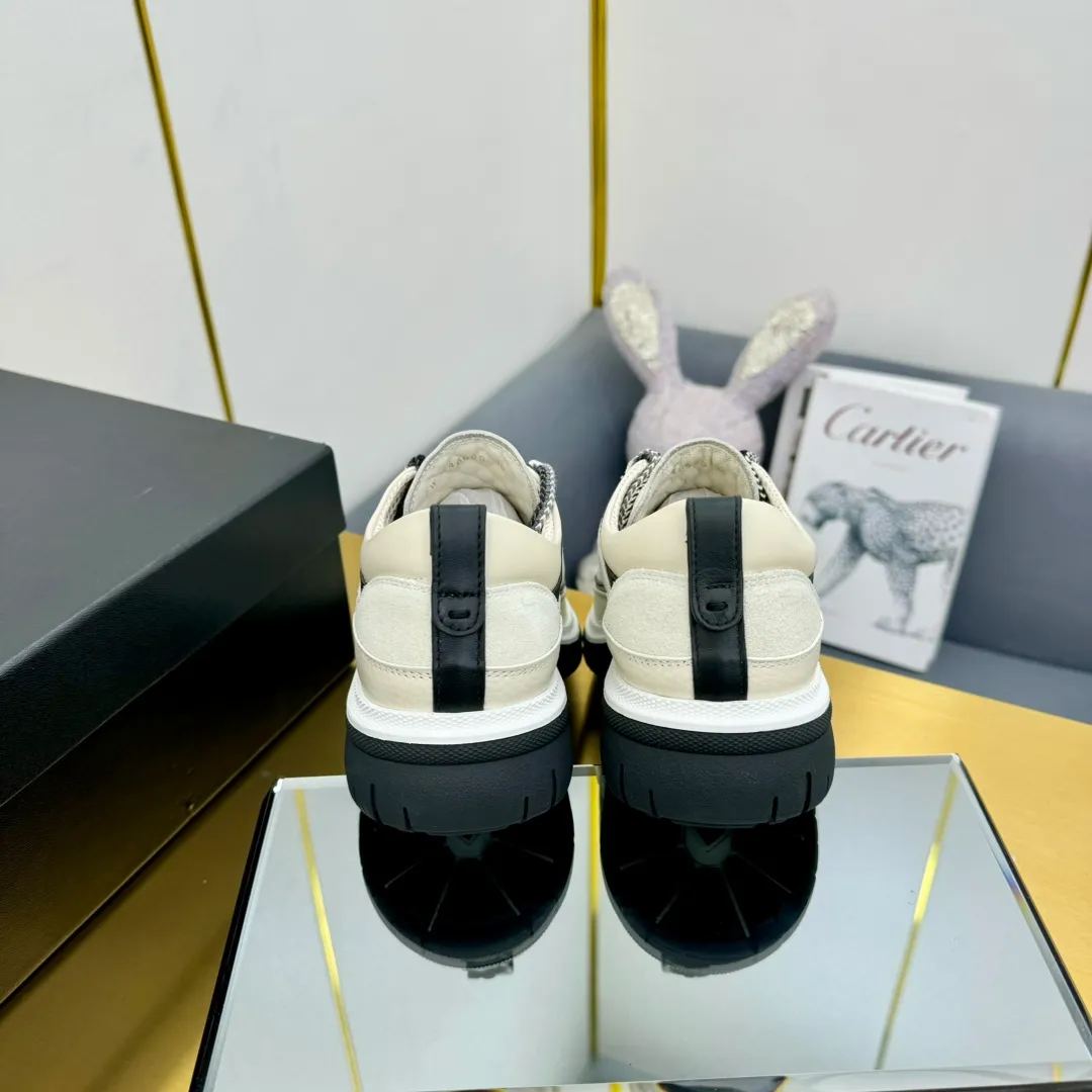 👟👟Ex-factory price 600👟👟 CHANEL 25C early spring vacation style new casual shoes. A pair of comfortable shoes can reduce the fatigue on your feet. The new style is very versatile, whether it is daily wear or a sister party. It can be easily used for commuting in the workplace, outdoor sports and various occasions. It can increase the height, straighten the legs, modify the shape of the feet, is comfortable and comfortable without rubbing the feet, and has good breathability. It can also be worn in summer. Office workers can also easily own it when wearing it. The fabric is pebbled cowhide + plaid pad to show off sheepskin. The original open-molded rubber foam outsole! size: 35-40 (41 customized, non-refundable and non-exchangeable)